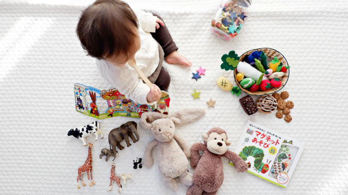 nino-jugando-con-juguetes