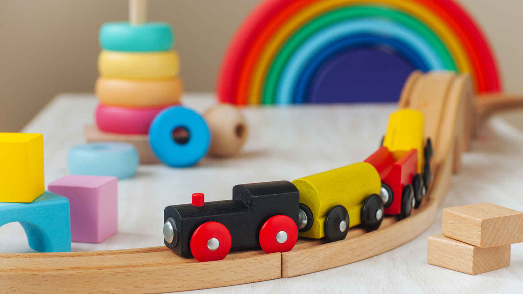 Las ventajas de los juguetes de madera, como cocinas y puzzles.