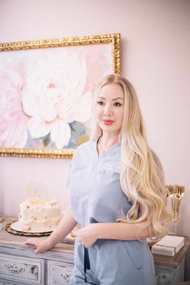 enfermera especializada en estética avanzada realizando cuidados de skincare